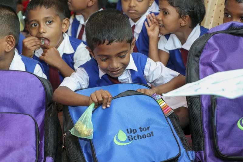 දරුවන්ගේ පාසල් බෑගයේ බර අඩු නොකරන බලධාරීන් මතු පරපුරේ ශාපයට ලක්වෙනවා