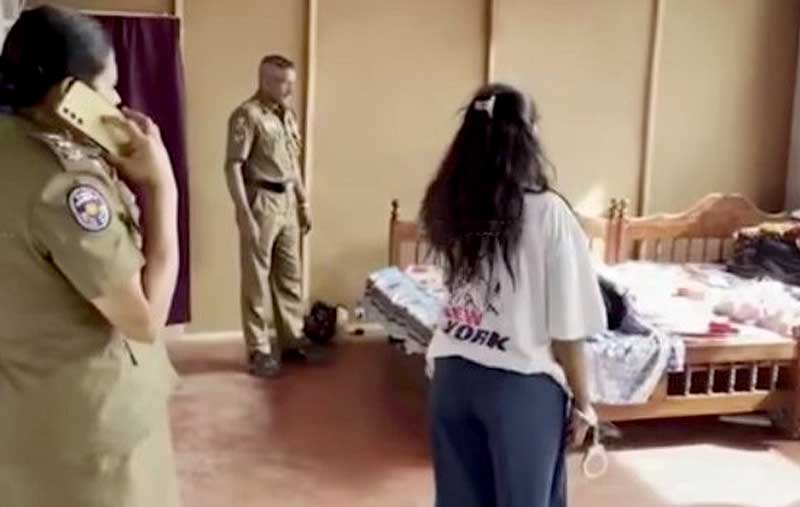 පොලිසියත් මේ වගෙ දෙකයි පනහේ චූන් ගන්නවා.. ඊයා..| Sasindu Sahan Tharaka