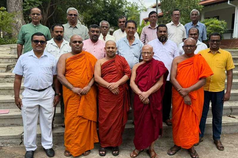 මහා සංඝරත්නය මුල් වී අවුරුදු නැකැත් සීට්ටුව නිමවයි...