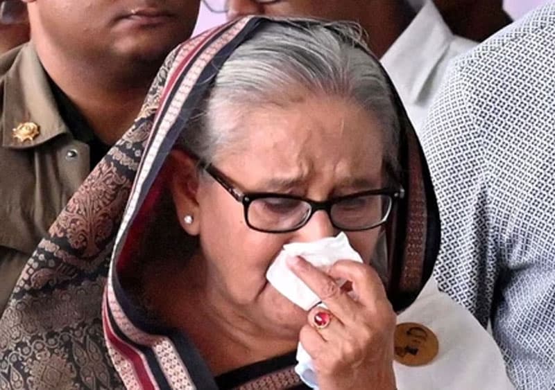 බංගලාදේශ අගමැතිනිය ධුරය අතහැර ඉන්දියාවට පලා යයි