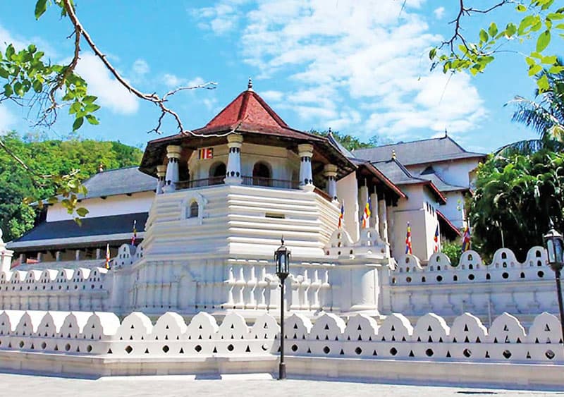 දළදා මාලිගාවත් සන්නසකින් පවරා දෙන අවදානමක් -(චන්ද්රසිරි සෙනෙවිරත්න)