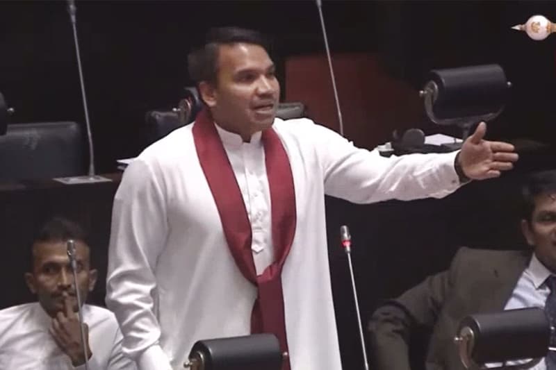 විනිසුරු විශ්රාම වයස සහ 22 සංශෝධනය මැද පාර්ලිමේන්තුව උණුසුම්: නාමල්ගෙන් ආණ්ඩුවට ප්රශ්න වැලක්