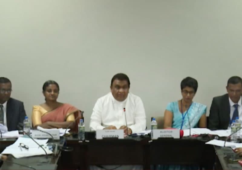 ලංකාවට කුණු මාළු නැවක් ඇවිත් ! - කන්ටේනර් 04ක් 'මිසින්' !!