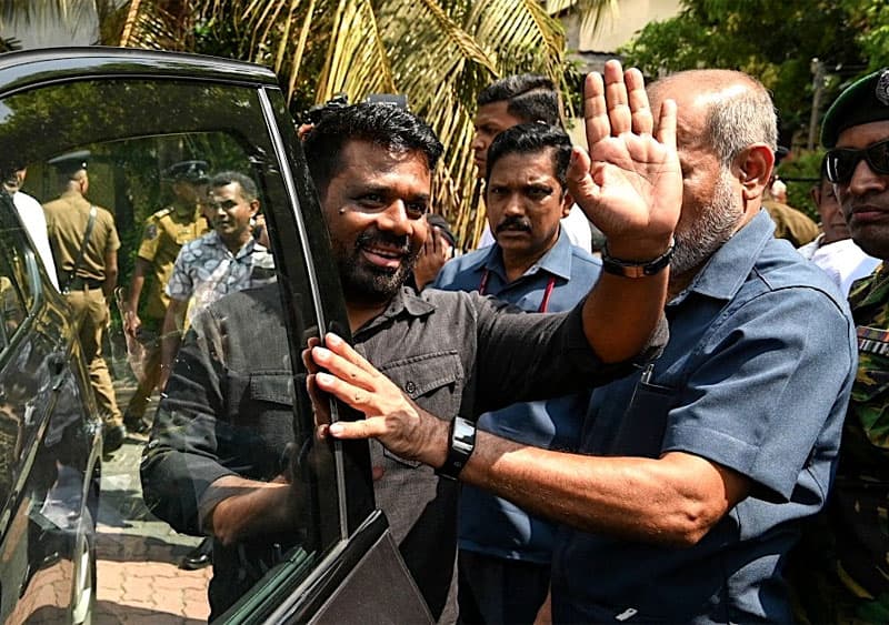 නිලවරණය පැරණි රෙගුලාසිවලට - ඇමති සහ ක්රිකට් සංගම් එකඟතාවයක් !