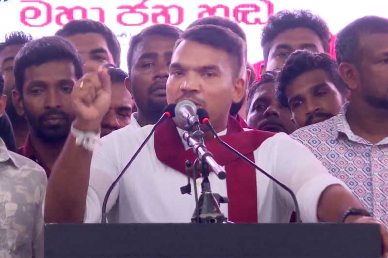 'පළමු අවස්ථාවාදීම ආණ්ඩුව පෙරළනවා' - නාමල් සහතික වේ