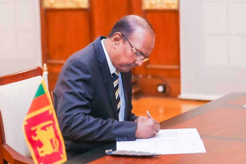 අගවිනිසුරු ඇතුළු ජ්යෙෂ්ඨ විනිසුරන් තිදෙනෙකු නිල සංචාරයක - වැඩබලන අගවිනිසුරු ලෙස ශිරාන් ගුණරත්න පත් කරයි