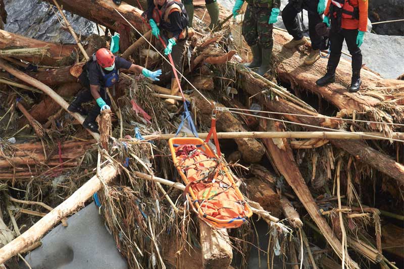 ඉන්දුනීසියාවේ අයහපත් කාලගුණ විපතින් 900කට වඩා මරුට