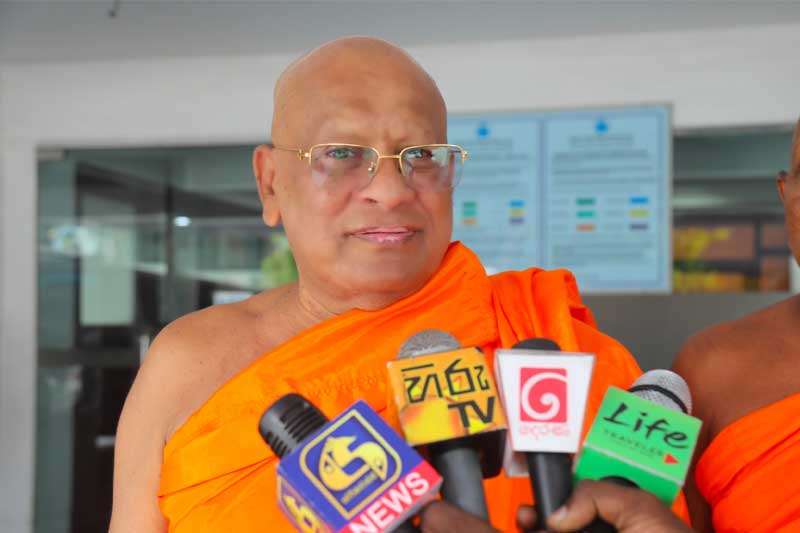 මහා සංඝරත්නයට අවමන් කළැයි මානව හිමිකම් කොමිසම වෙත පැමිණිල්ලක්
