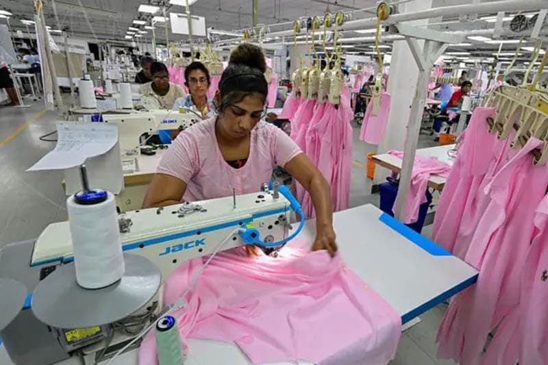 ඇඟලුම් ආදායම බහී; ආනයන වියදම අහසට: ලංකාවේ වෙළෙඳ ගිණුම අනතුරක ද?