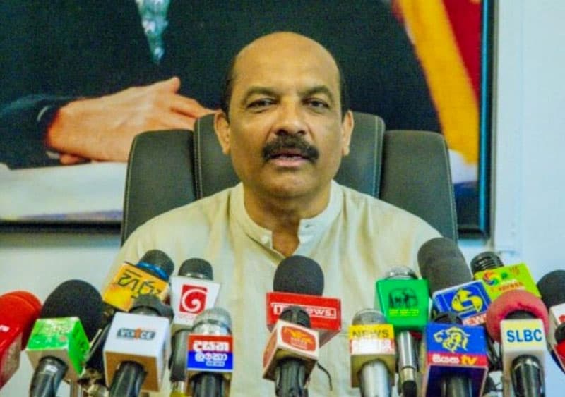 හඳ දෙස නොව රංගේ දෙස බලන්න....(ආචාර්ය මහේෂ් හපුගොඩ)