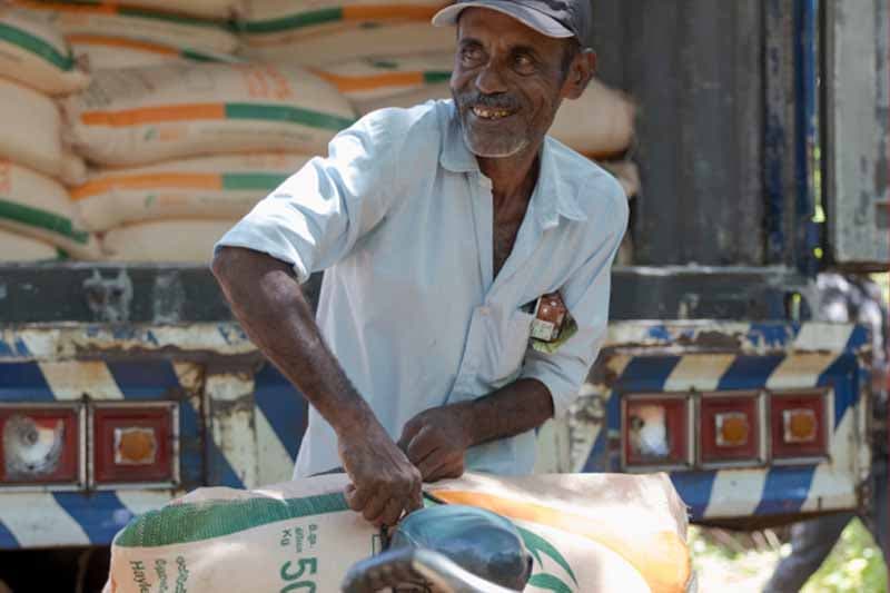 මැදපෙරදිග යුද්ධය ලංකාවේ ගොවි බිමට: යූරියාවලට අතිරේක වැය බරක්..