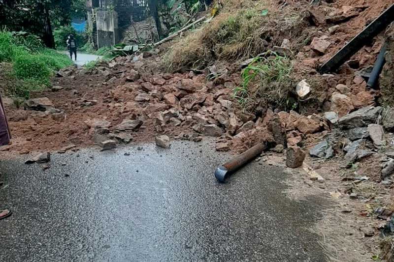 මහනුවර - මහියංගන මාර්ගයට පස් කඳු කඩා වැටේ