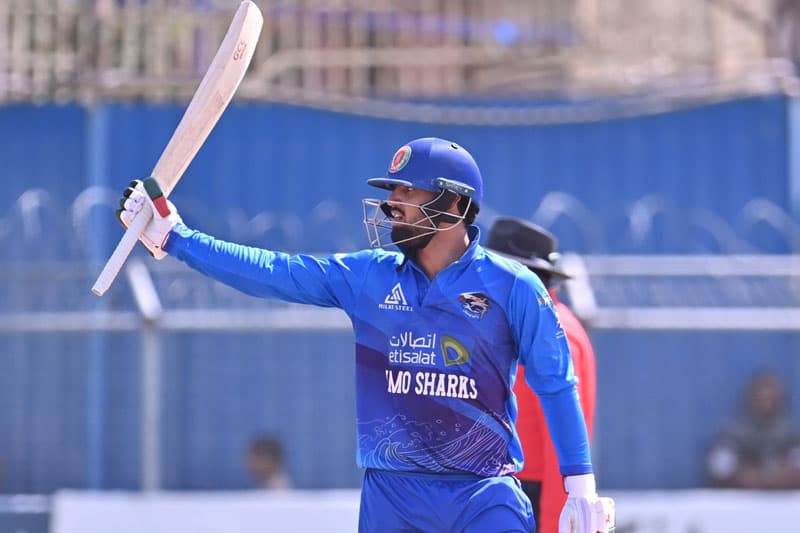 පියාගේ පළමු පන්දුවටම පුතාගෙන් හයේ පහරක්