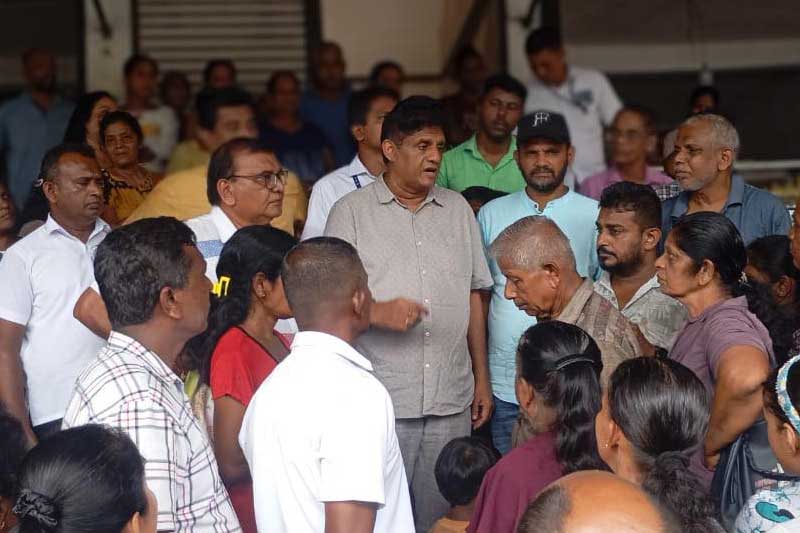 දෙන ආධාර සැබෑ ලෙස ම ජනතාවට ලැබෙනව ද කියා ගැටලුවක් පවතිනවා - සජිත් ප්රේමදාස