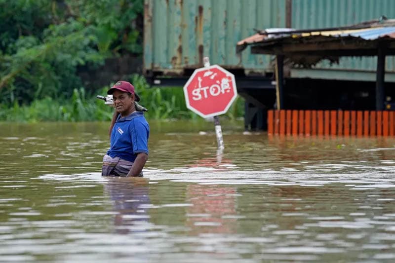 කපිල කුමාර කාලිංගගේ හීසරය : ගංවතුර ආතල්