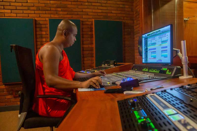 සිවුර කොයිතරම් ලස්සනද මියුසික්වලට...| Chinthana Dharmadasa