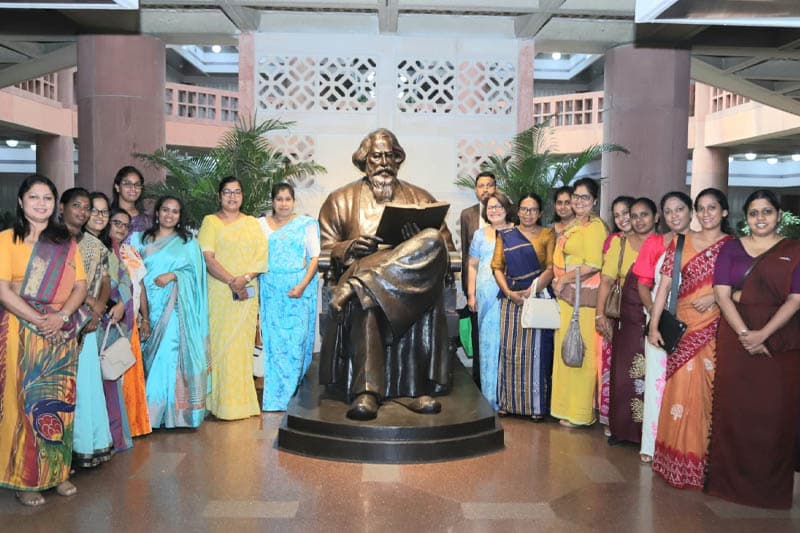 ‘ගැහැනු එක මිටට’ කොහේදැයි විවේචන : මන්ත්රීවරියෝ 14ක් ඉන්දීය සංචාරයක