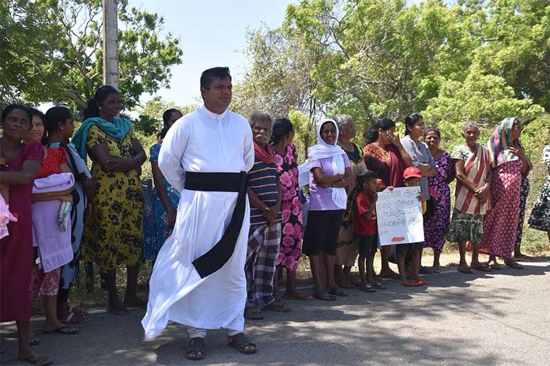 විල්පත්තුව හරහා වැටුණු කතෝලික වන්දනා මාර්ගයක් විවෘත කර දෙන ලෙස ඉල්ලා විරෝධතා