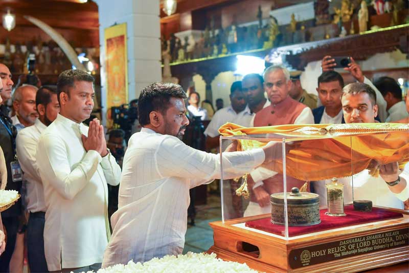 ශ්රී සර්වඥ ධාතූන්වහන්සේ ගංඟාරාම විහාරස්ථානය වෙත වැඩම කෙරේ