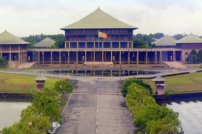 කෲර විහිළුව - (එරන්ද ගිනිගේ)