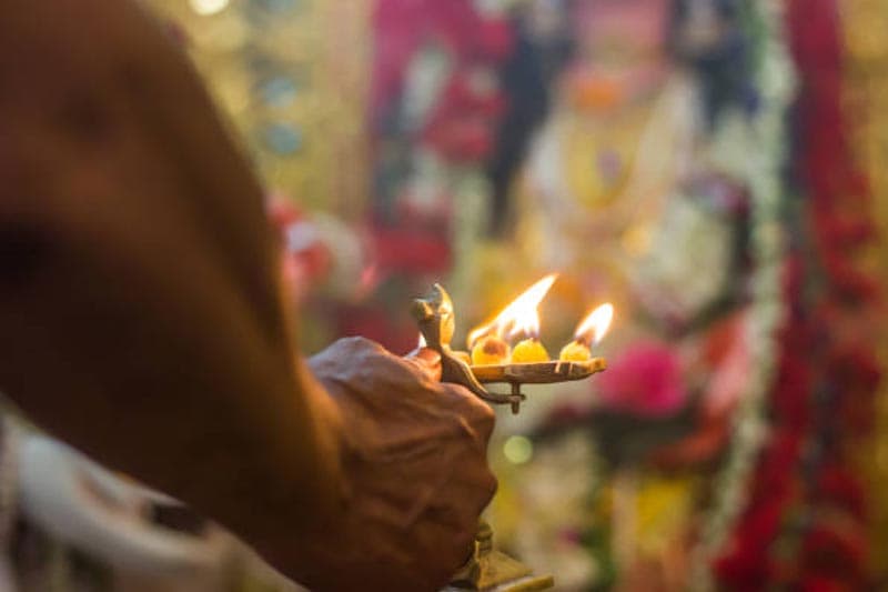 කපටි පූජකයන් දෙවියකු බවට පත් කළ විප්ලවවාදියා | තිලක් සේනාසිංහ