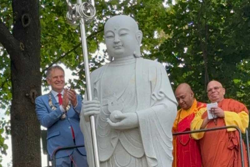 ජර්මනියේ ස්ක්වාබිෂ් ග්මුන්ඩ් හීදී බෝධි සත්ත්ව ප්රතිමාවක් නිරාවරණය කෙරේ