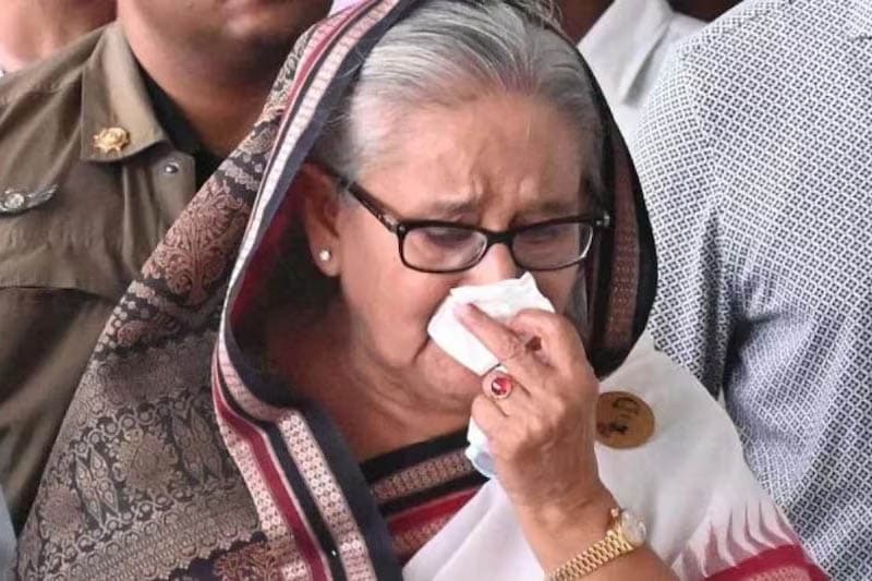 බංග්ලාදේශ අගමැතිනි රටින් පලා යයි