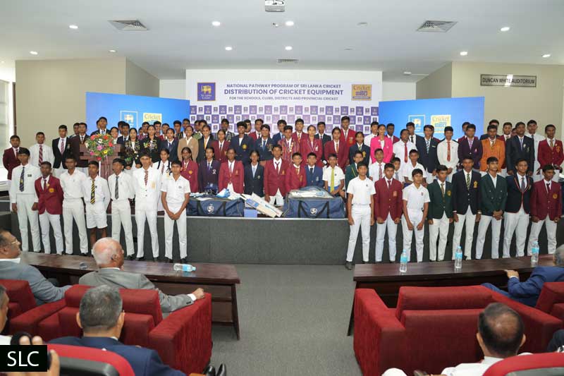 ‘ශ්රී ලංකා ක්රිකට් ජාතික ගමන් මඟ වැඩසටහන’ යටතේ කණිෂ්ඨ පාසල් 690කට ක්රිකට් උපකරණ