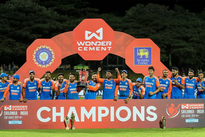 ඉන්දියාව ජයග්රහණය උදුරා ගැනීමෙන් පසුව සුපිරි ඕවරයේදී ශ්රී ලංකාව පරදී