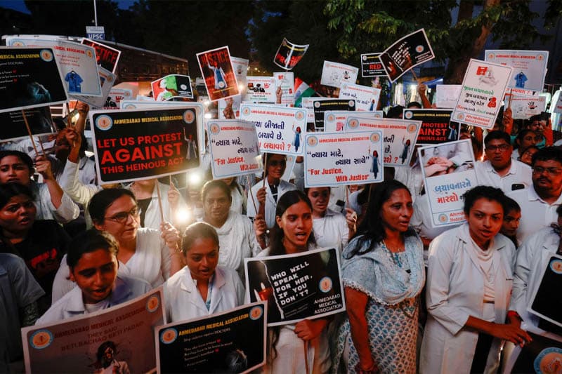 වෛද්යවරියක් අමානුෂික ලෙස ඝාතනයට නැවතත් ඉන්දියාව වීදි බසී