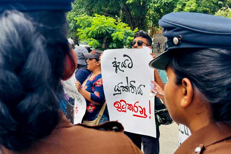 15 හැවිරිදි දැරියක බරපතළ ලිංගික අපයෝජනයට ලක්කිරීමේ සිද්ධිය: නීතිපති දෙපාර්තමේන්තුව ඉදිරිපිට විරෝධතාවක්