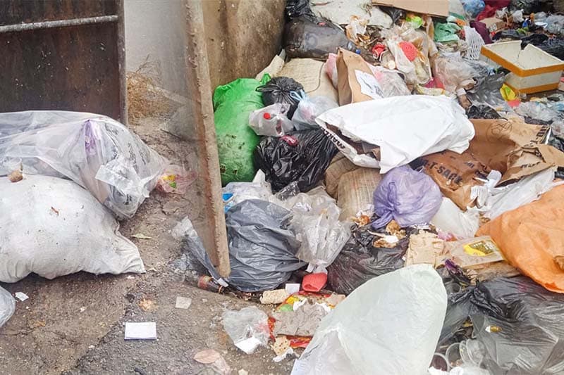 රට වටින් ඇවිත් මහනුවරට බහින්නේ කුණු ගොඩකට - (සමන්ති වීරසේකර)