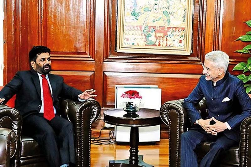 කැරකෙන ලෝකේ - දිල්ලි කරත්තේ නැගීමට ජවිපෙ ප්රතිපත්තිත් වෙනස් කරලා ද? - (ඥානසිරි කොත්තිගොඩ)