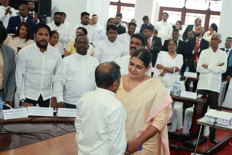 පුරපතිනිය 'අන්ත දූෂිත' යැයි කියූ නගර සභිකයින් 13ක් සමගින් | කුසල් පෙරේරා
