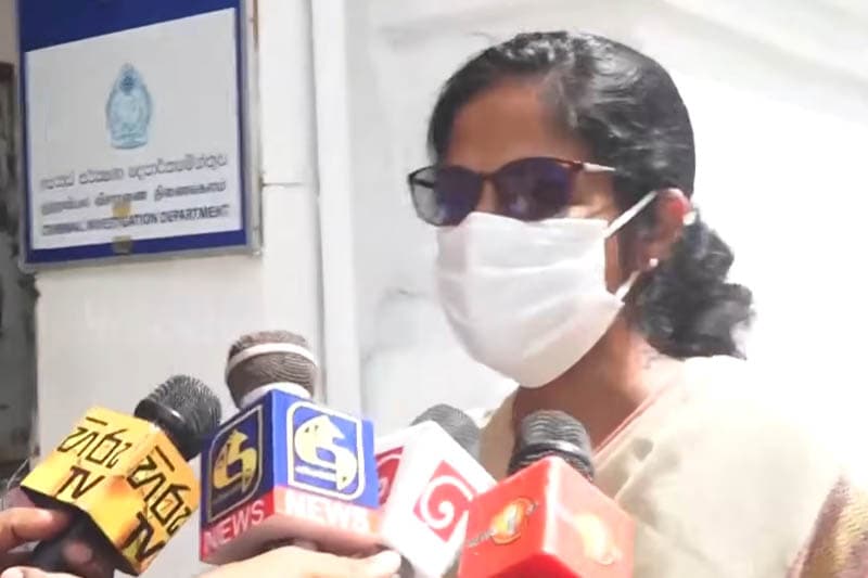 'එයා රට වෙනුවෙන් මැරෙන්න ලෑස්ති වෙච්ච කෙනෙක්, හැබැයි මේ කැත සැලකීම අසාධාරණයි!' - සලේගේ බිරිඳ මනෝරි CID එක ළඟ හඬා වැටෙයි! (වීඩියෝ )