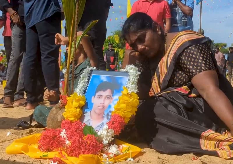 ලෙයින්, යකඩින් සුන් කළ මුල්ලිවයික්කාලේ මරා දැමුවන් මලින්, ගඳින් සැමරේ