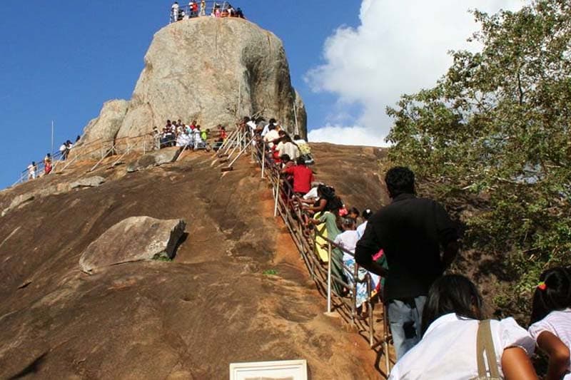 ජන පීඩනය නොතකා බොහෝ දෙනා පොසොන් එකට අනුරපුරේ යන්නේ ඇයි? | ප්රණීත් අභයසුන්දර