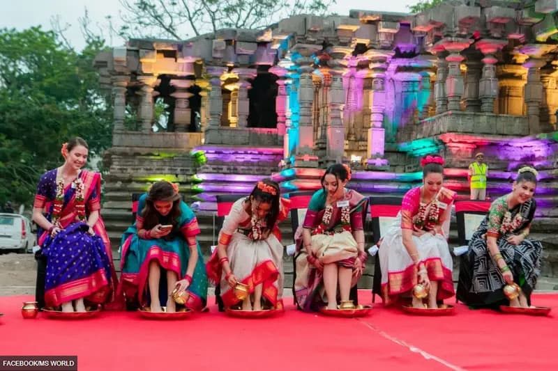 තෙලංගනා කතුන් රූ රැජිණන්ගේ පාද සේදුවා ද? හයිදරාබාද්හි පැවැත්වෙන ලෝක රූ රැජිණ තරගය ගැන ආන්දෝලනයක්