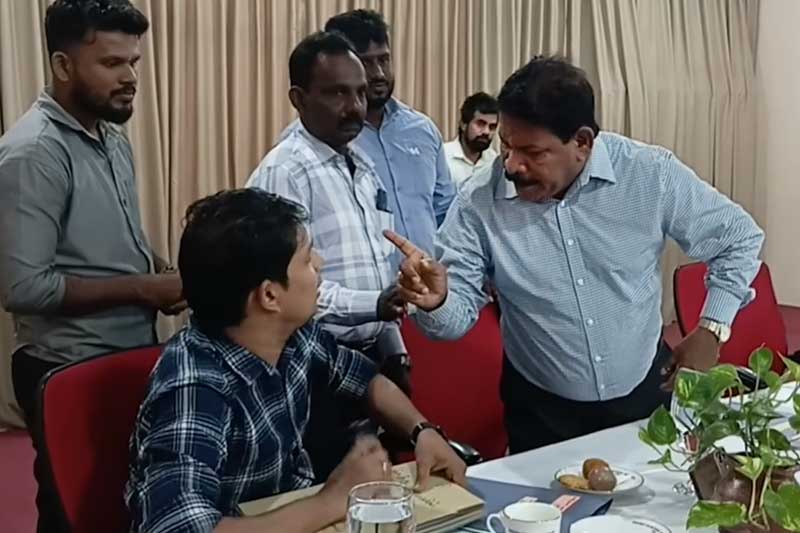 කිලිනොච්චියේදී අර්චුනා සහ ඇමැති චන්ද්රසේකර් ගහගන්න යයි! - පොලිසිය මැදිහත් වී දෙන්නා දෙපැත්තට කරයි!