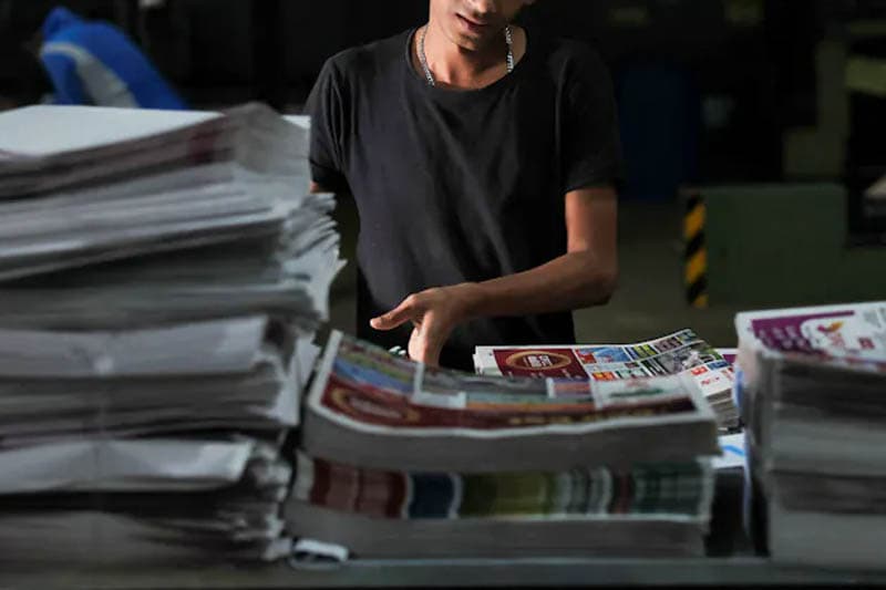 ආණ්ඩුවේ ඊනියා සමාව ගැනීම සහ සුපුරුදු මැතිවරණ පොරොන්දු මුද්රිත පිටු අතරේ ලියැවුණු අයුරු