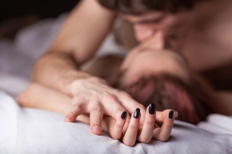 අඳුරේ කරන රති කෙළියට තිත තබමු: ආදරය ලස්සන කරන ‘Pillow Talk’ සහ අඩ අඳුරේ මැජික්!