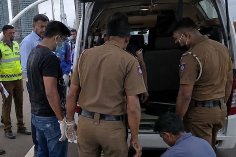 වරාය නගරයේ තුවක්කු සංදර්ශන පිටුපස ඇත්ත: සංචාරක වීසා අස්සෙන් රිංගන විදේශික ජාවාරම්කරුවන් සොයන්න යාන්ත්රණයක් නැහැ! | රාහුල් සමන්ත හෙට්ටිආරච්චි