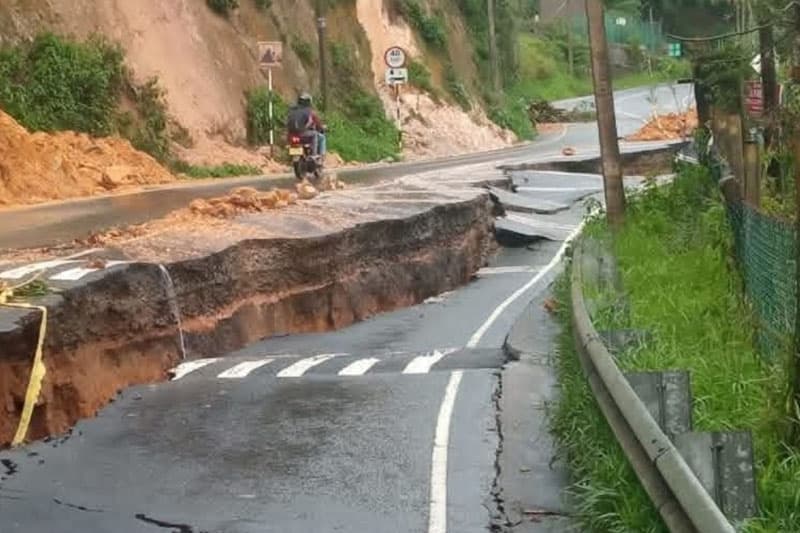 ප්රධාන පාරවල් 256ක්; පාලම් 15ක් කැඩිලා