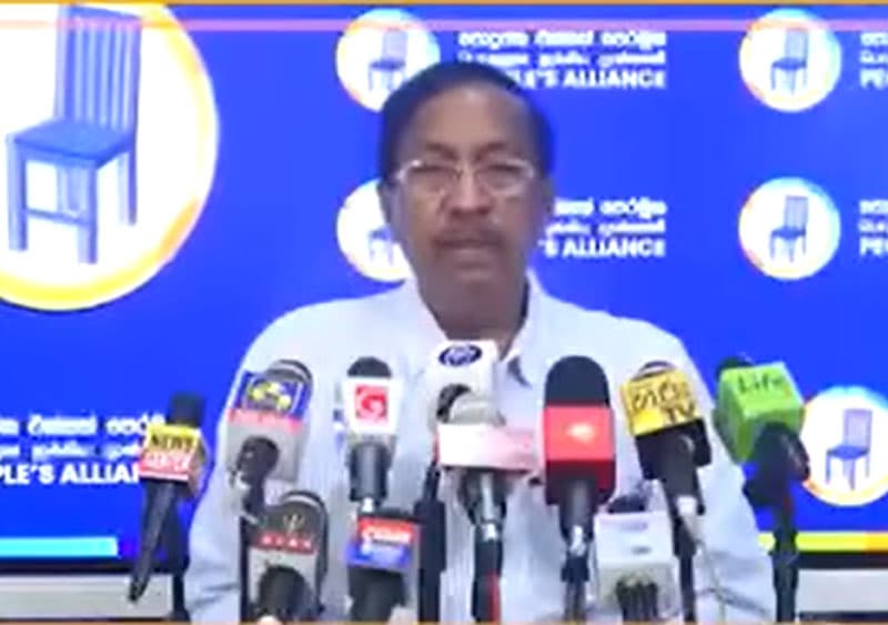 කිඹුල්ලු අරක් ගත් ජලයට වැටුනු ඉයන් බොතම්ව ඔස්ට්රේලියානු ප්රතිවාදියා බේරා ගනී