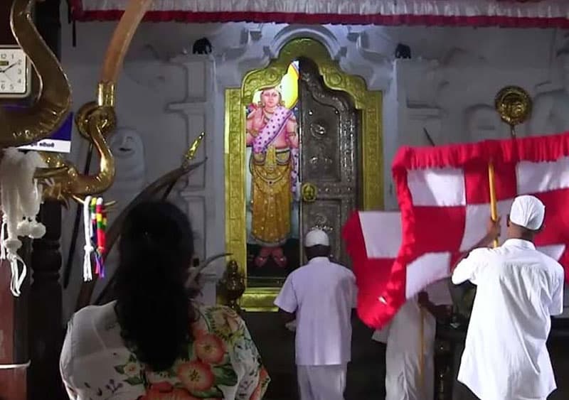 ශ්රී පාදස්ථානය රක්ෂා කරන සුමන සමන් දෙවියන්ගේ මහ දේවාලයට කුලබේදයේ වස් වදී | අතුල විතානගේ