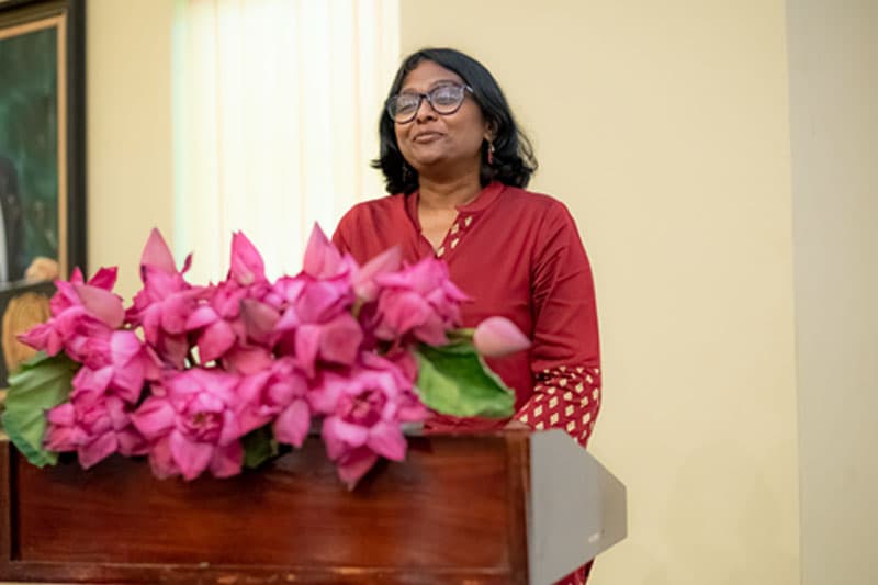 ලැකානියානු ඇස සමග පශ්චාත් යටත් විජිතවාදී මළකුණ ගොඩ ගැනීම