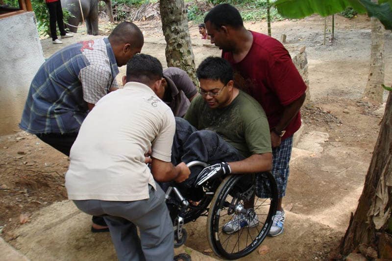 වැල් පාලමෙන් එතෙර වීමට මග බලන චලනාබාධිත පුරවැසියෝ - (සත්යා නිර්මාණි)