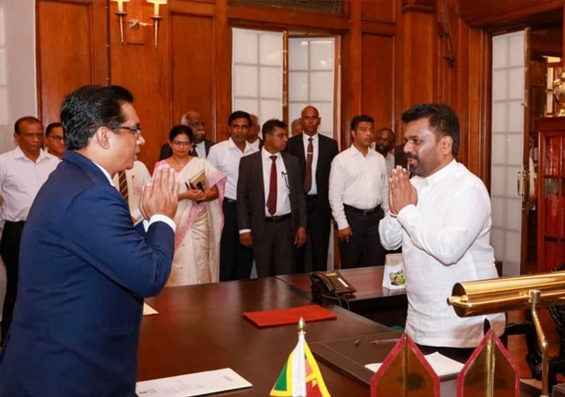 ‘ජනපති අනුර තනතුරු දෙන්නේ හිතවතුන්ට ද?’