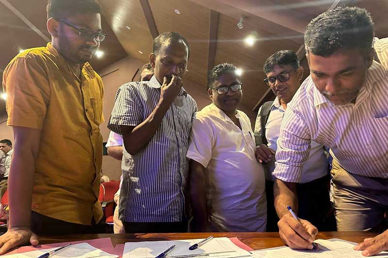 දිට්වා කුනාටු ප්රහාරයට ගොදුරුවූ වතුකරයේ ජනතාවගේ ඉඩම් ප්රශ්නය ජනපතිට