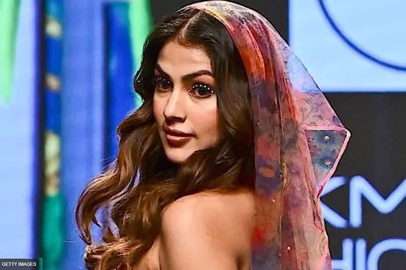බොලිවුඩ් නළු සුෂාන්ත් සිංගේ මරණය: මාධ්ය මගින් දැඩි අපහාස විඳි පෙම්වතිය මරණයට සම්බන්ධ නැතැයි අධිකරණයට දැනුම්දීමක්